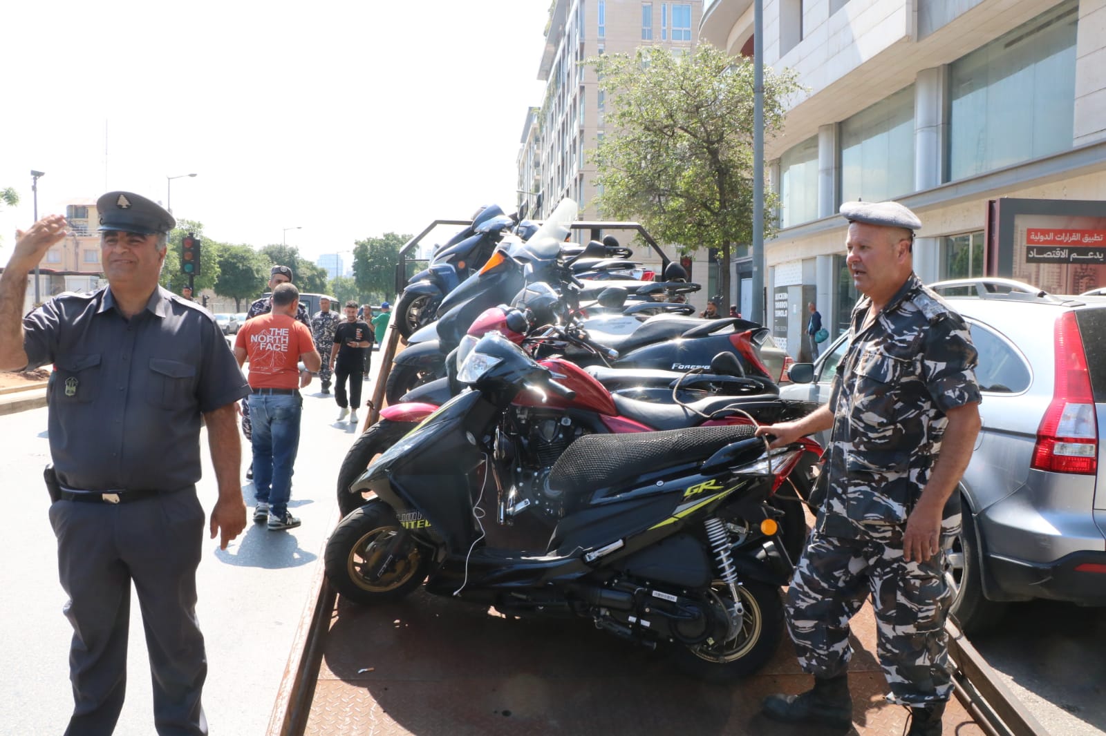 بالصور - بدء تنفيذ خطة أمنية متشددة في بيروت وضواحيها